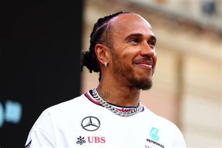 How long did Lewis Hamilton date Rihanna? 1 Lewis Hamilton